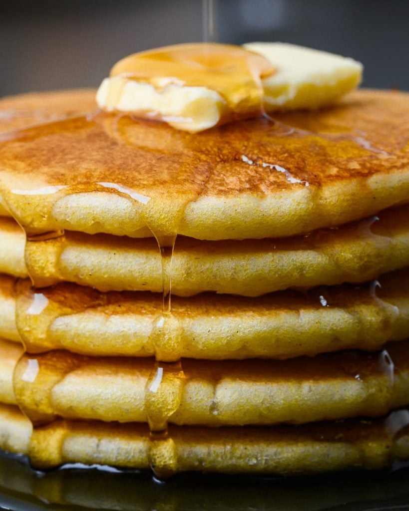 Panqueques veganos de harina de maíz y suero de leche