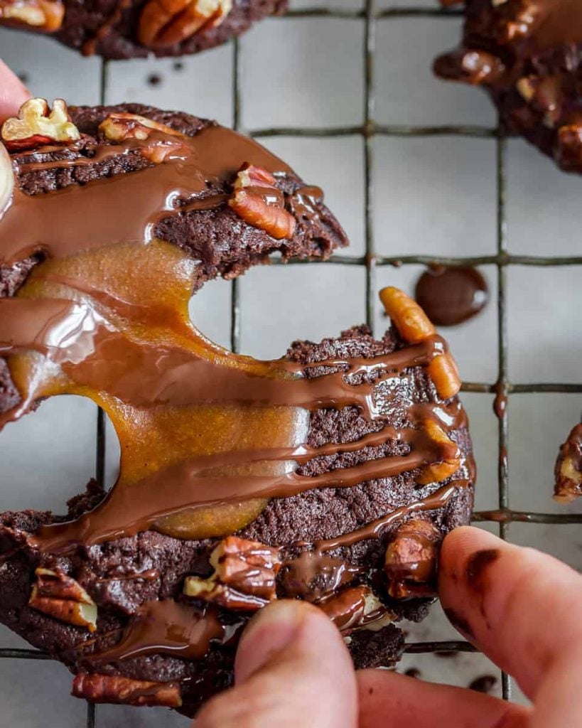 vegan caramel and pecan cookies