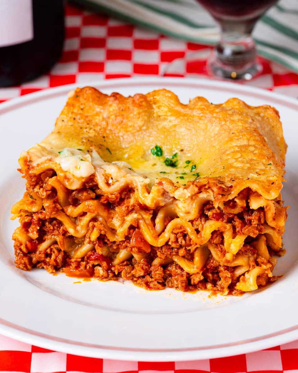 https://schoolnightvegan.com/wp-content/uploads/2022/10/vegan-lasagna-1-2.jpg