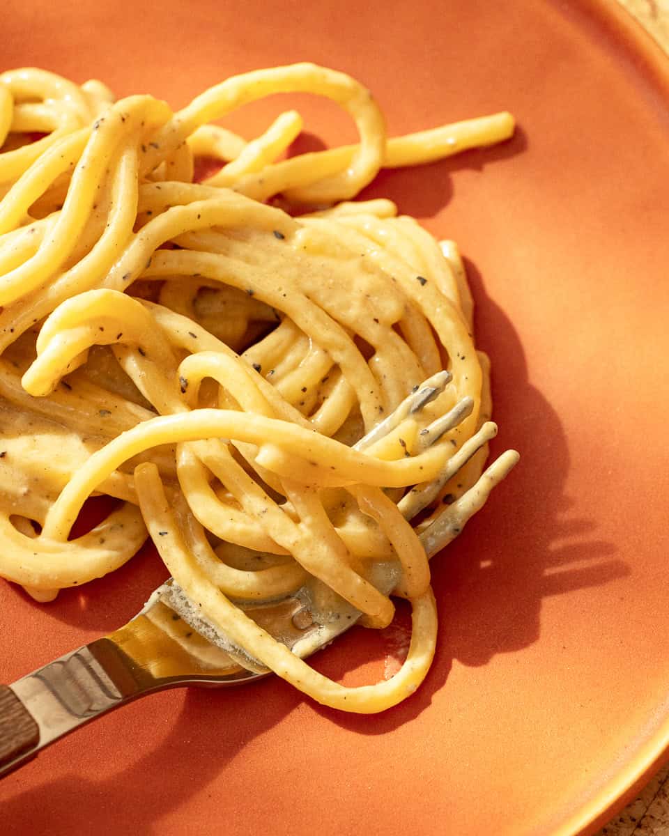 Spaghettoni with vegan cacio e pepe sauce